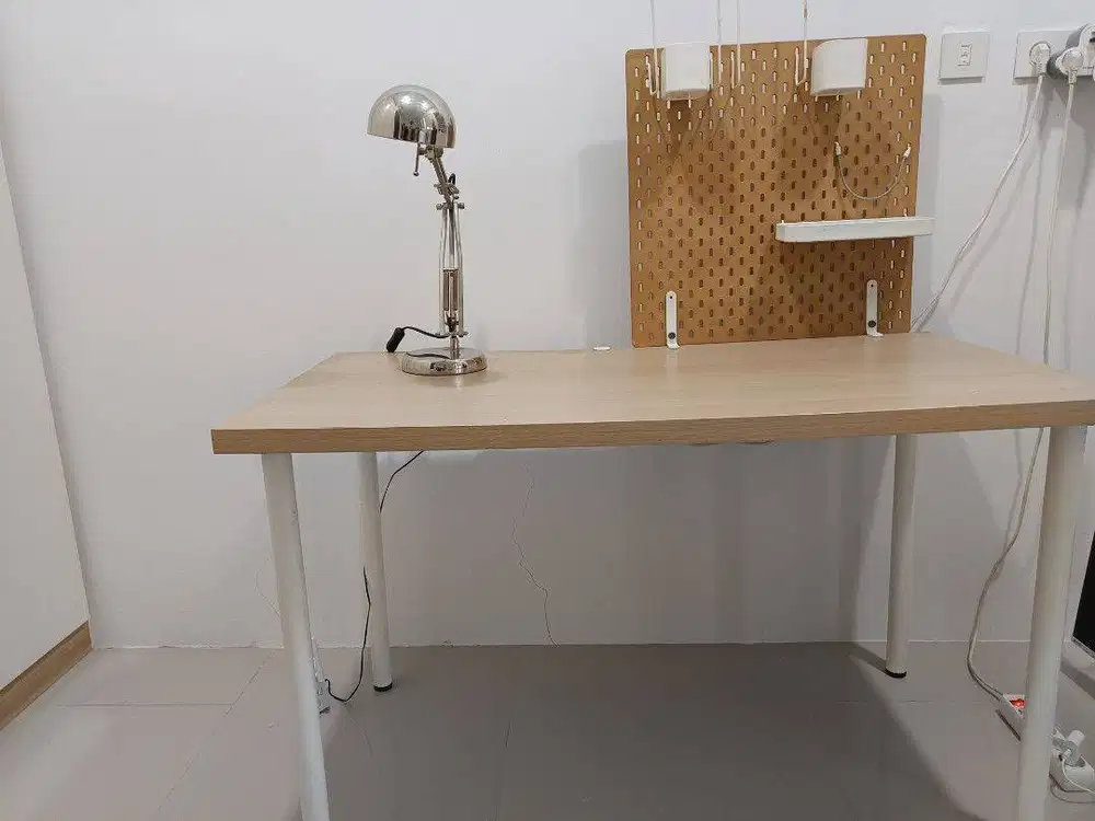 Meja, Lampu dan papan IKEA