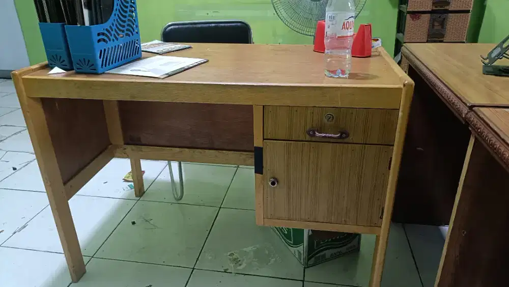 Meja kantor / meja kasir