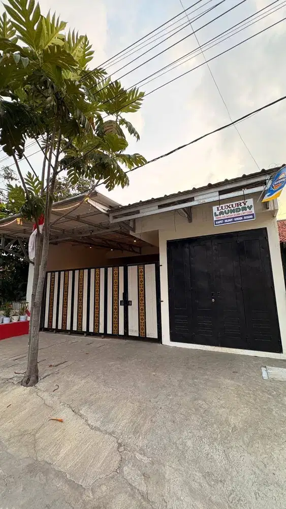 Rumah 1 Lantai SHM 4 Kamar Tidur + Carport & Garasi di