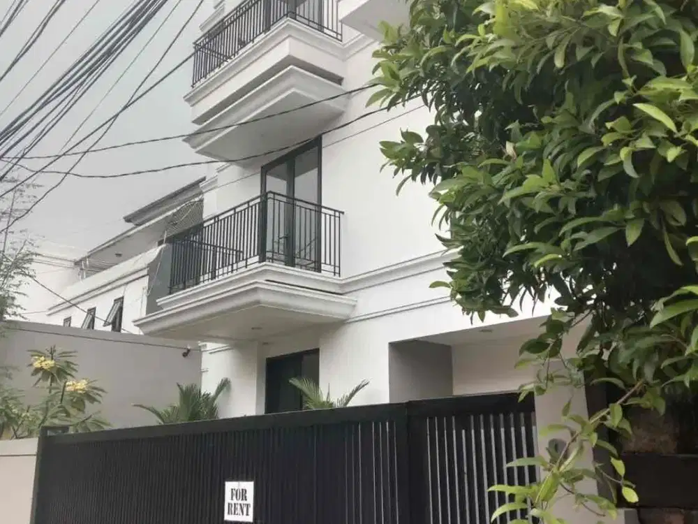 Disewakan rumah 4 lantai  cantik luxury di senopati kebayoran baru jakarta selatan