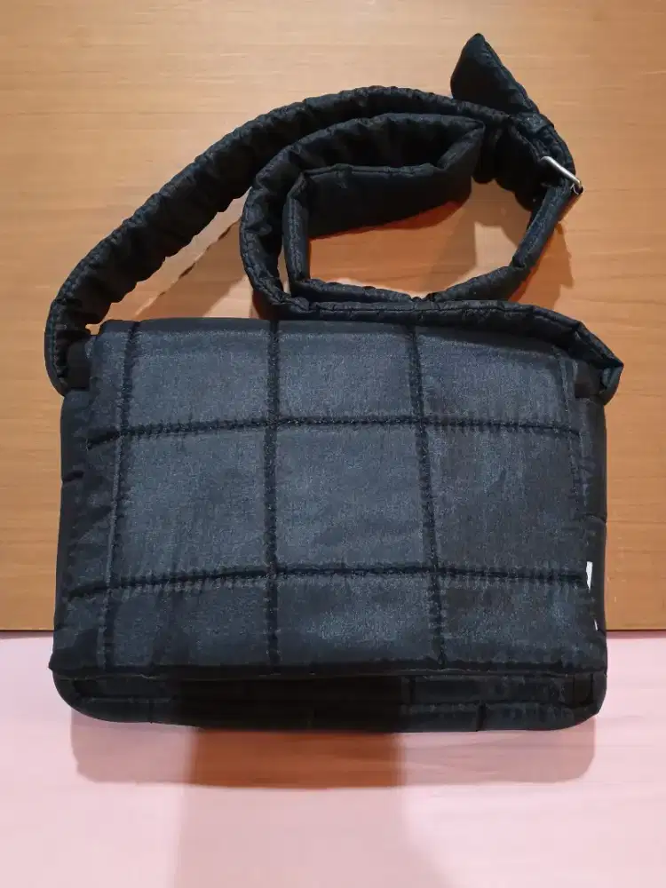 Tas Selempang Wanita Puff Parasut Hitam