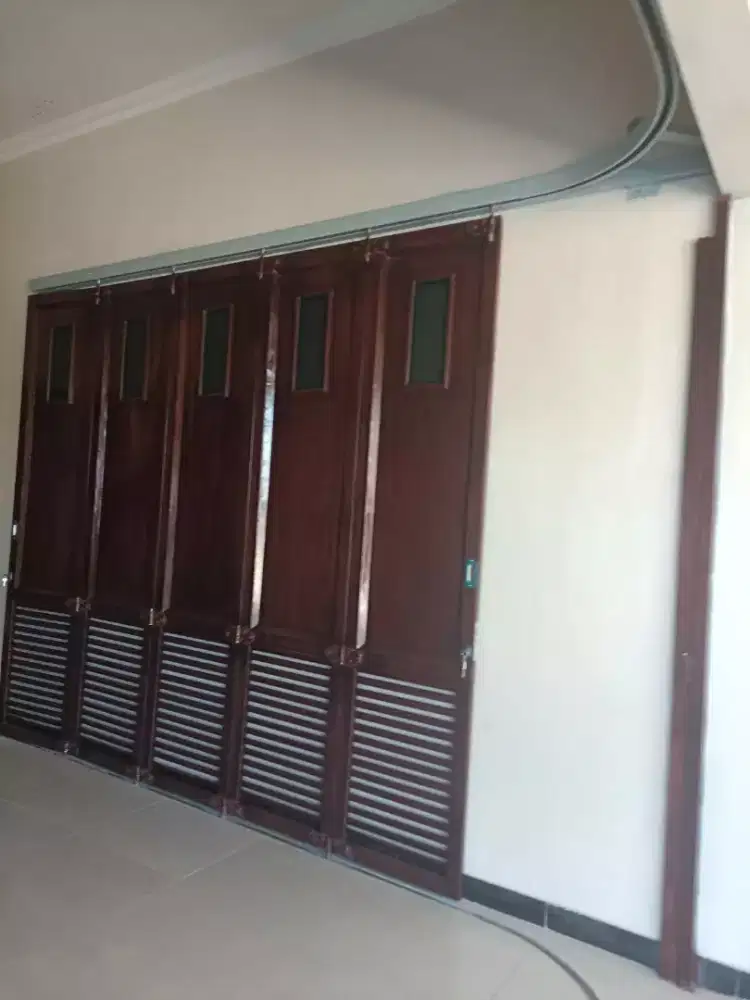 Pintu garasi menikung
