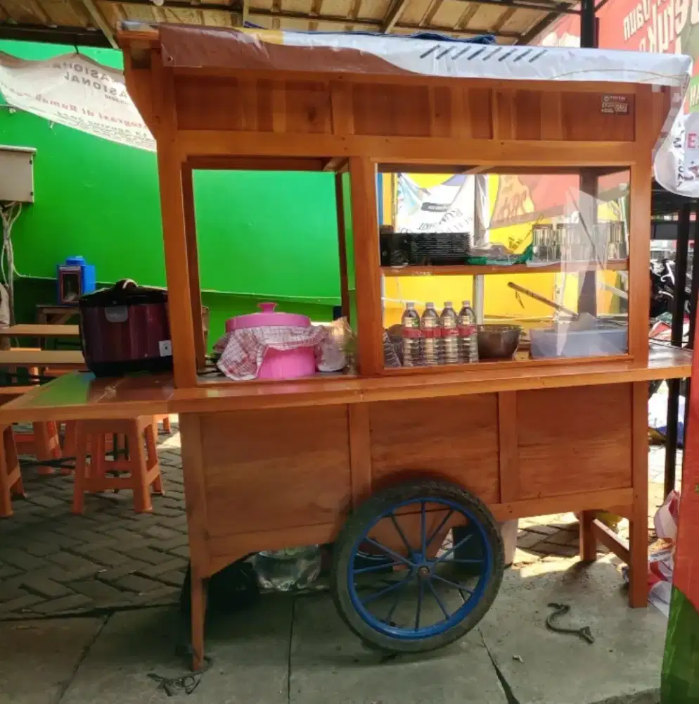 Gerobak kayu etalase roda plitur