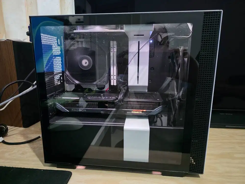 Mini ITX AMD Ryzen 7 7800X3D, MSI MPG B650, 64 GB, RX 9060 XT 16GB