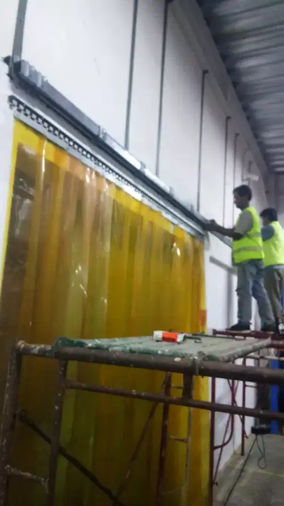 Rel pintu gudang