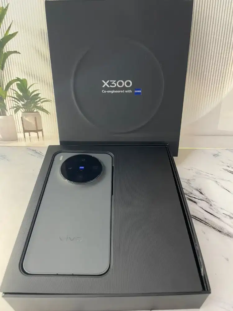 Vivo X300 ram 12+12/256 like new