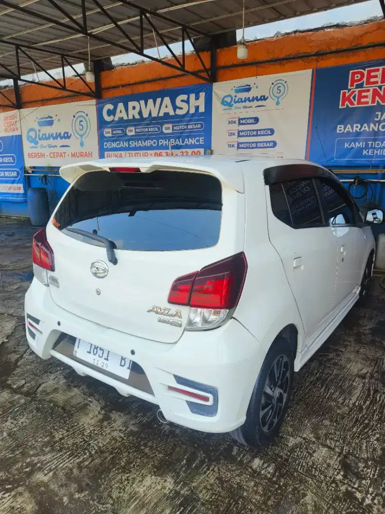 Karyawan cuci mobil