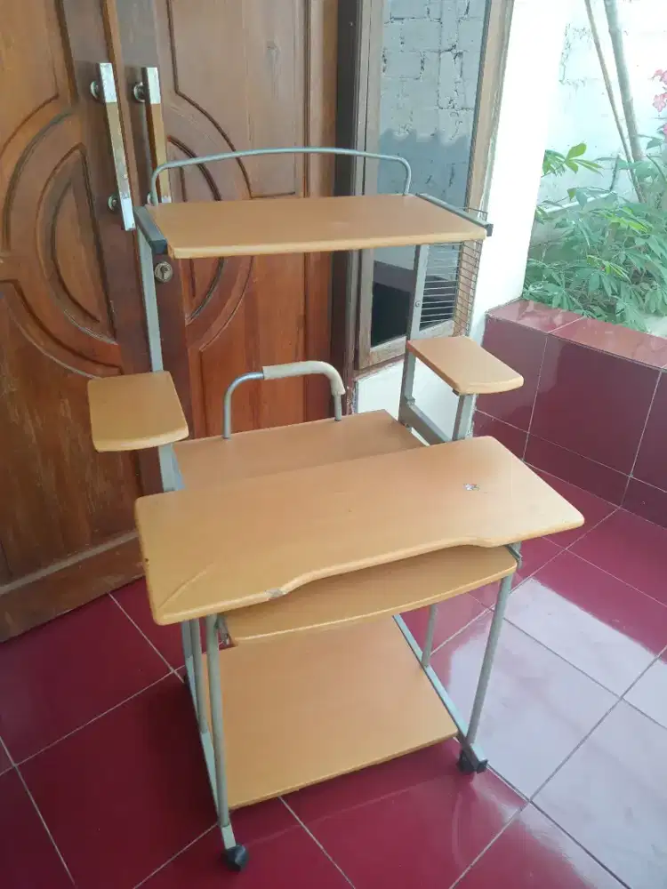 Meja Komputer Kokoh