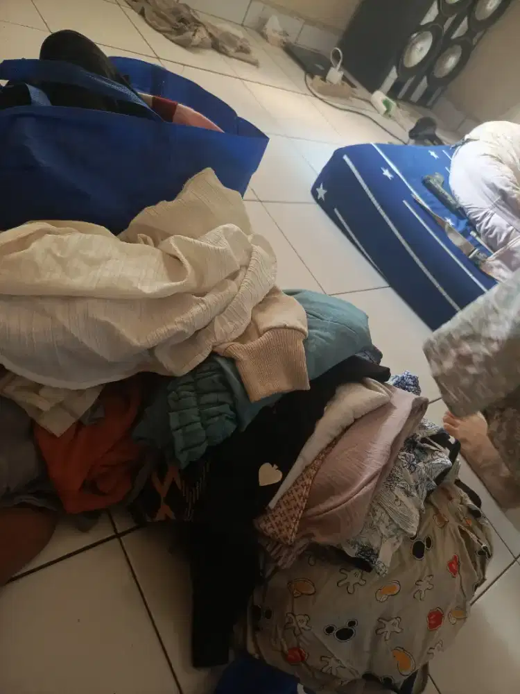 Baju dan celana bekas