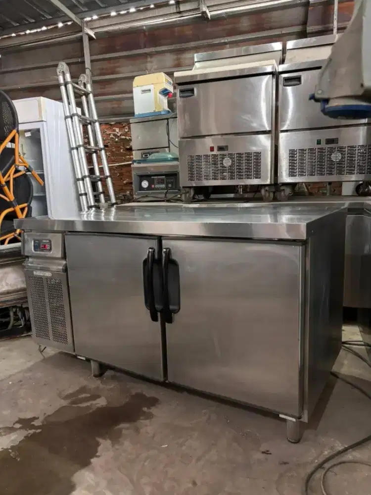 BERGARANSI.. UNDERCOUNTER / UNDER COUNTER CHILLER

Merk Berjaya