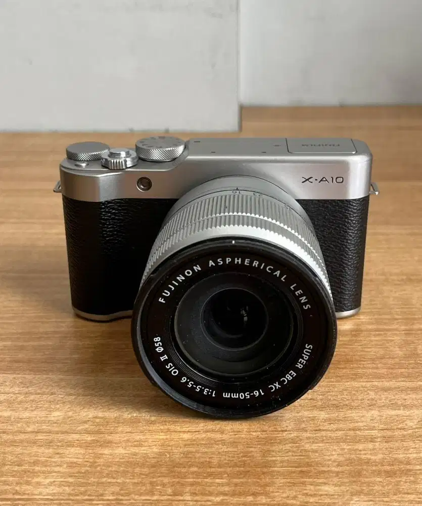 Fujifilm XA10 with Lensa Kit Fujinon XC 16-50mm