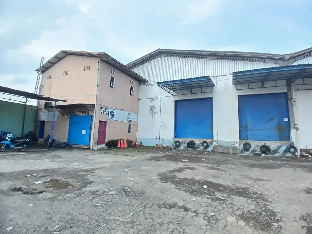 Gudang Loading Dock Akses Truk dan Container