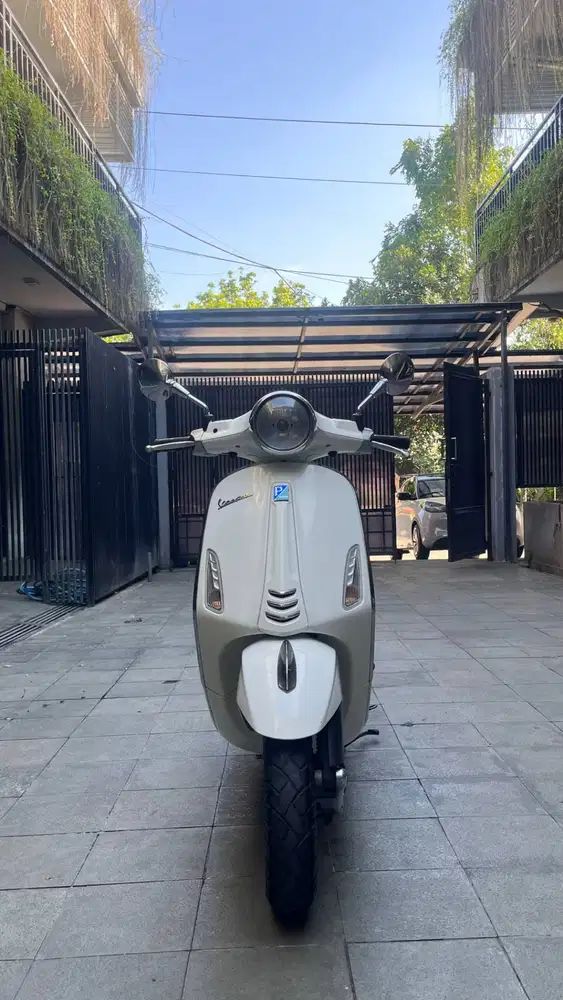 DIJUAL CEPAT! Vespa Primavera 150 3V i.e 2014 Putih – Siap Pakai