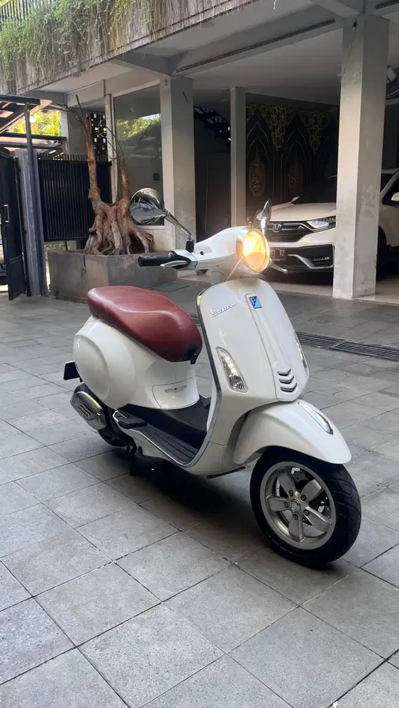 DIJUAL CEPAT! Vespa Primavera 150 3V i.e 2014 Putih – Siap Pakai