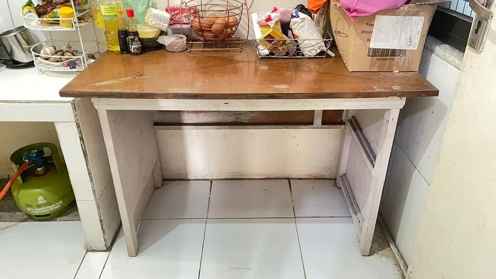 Meja kayu serbaguna