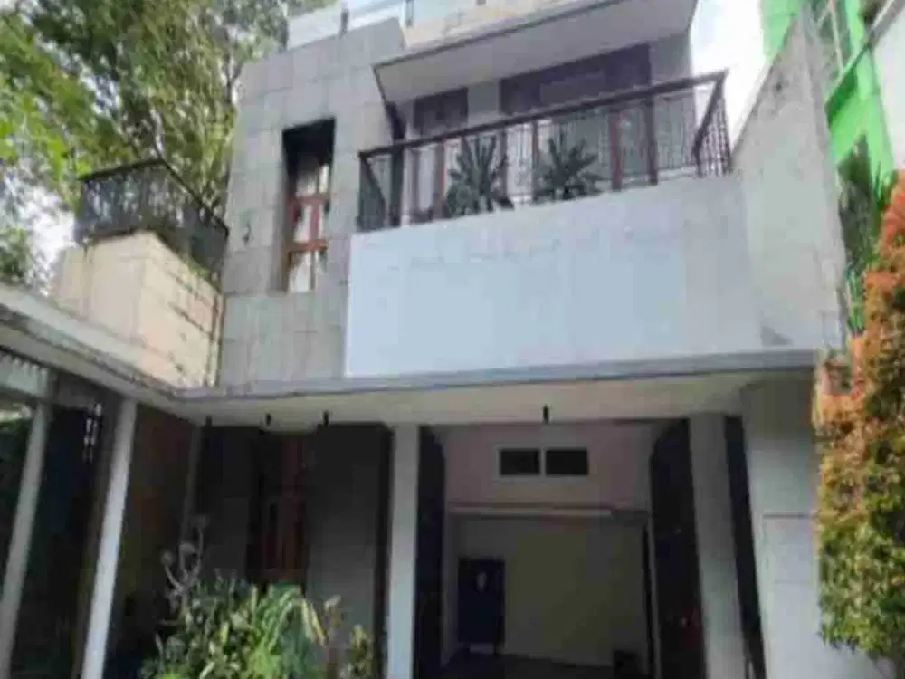 Rumah Mewah 3 Lantai LT 766 m² LB 672 m² di Menteng Dalam Jakarta Selatan