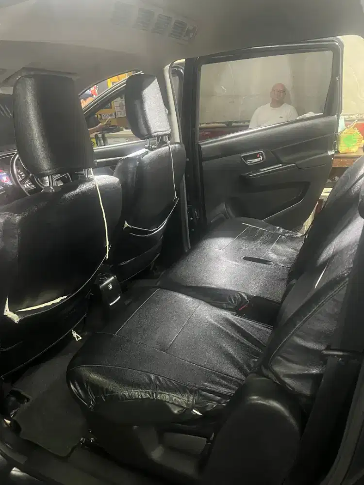 Suzuki XL7 Zeta Bensin tahun 2023 warna hitam