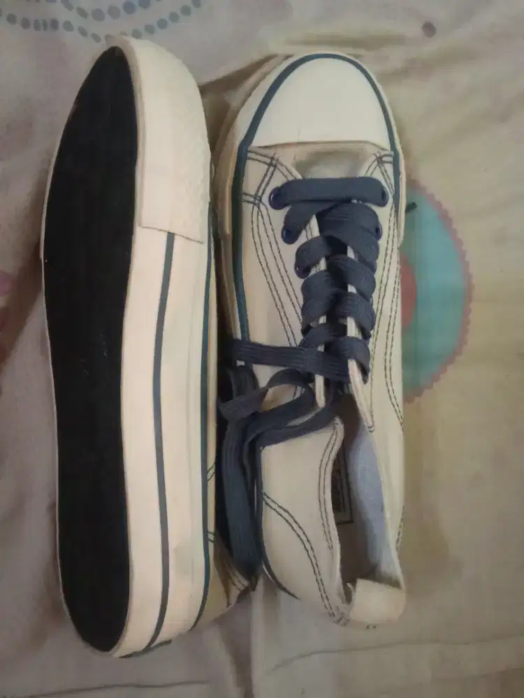 Di jual sepatu bekas