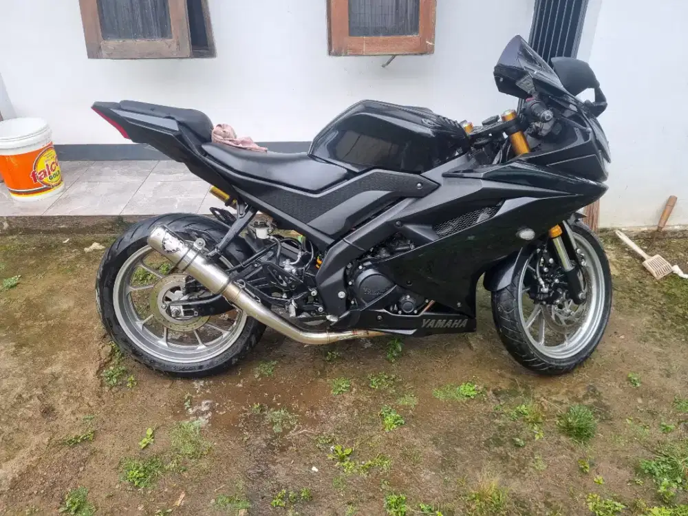 R15 V3 2018 Hitam