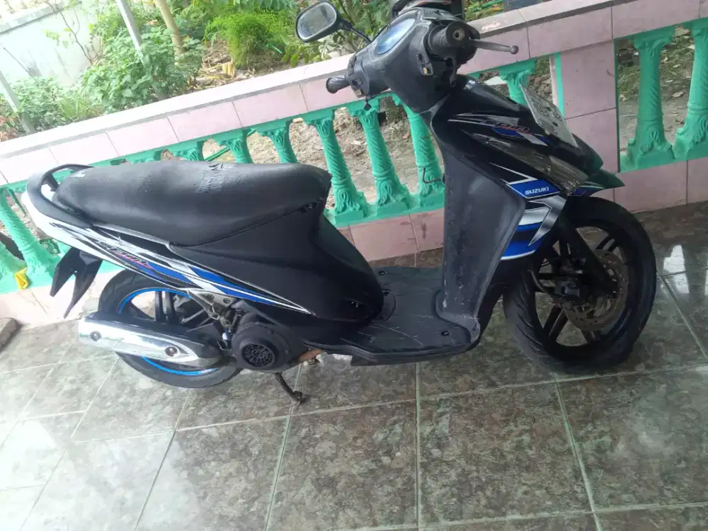 Motor spin 125 hitam putih.