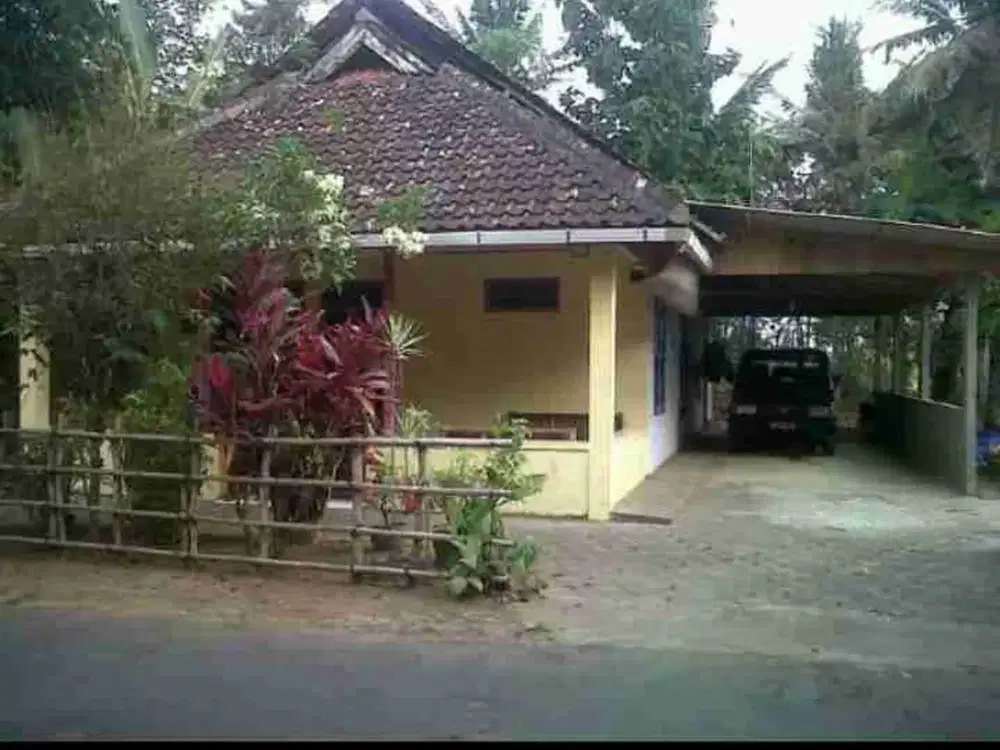Dijual BU tanah Luas 932m² Bonus bangunan  Rumah 3 KT, 1KM, Ruang Tamu, Dapur, Garasi muat 2 Mobil..sertifikat SHM, Akses jalan Mobil..Luas Bangunan 130m². Pinggir jalan Desa Halaman Luas..Ada kolam ikan di belakang rumah..Lokasi ASRI cocok untuk tempat i
