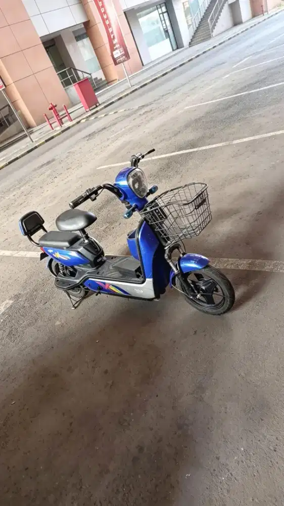 Sepeda Listrik Biru