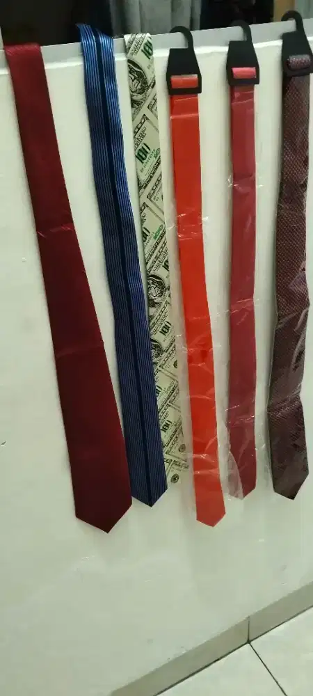 Dasi pria panjang