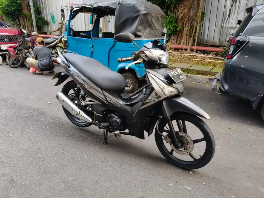 Honda Supra X 125cc Helm in PGM-FI Thn 2012