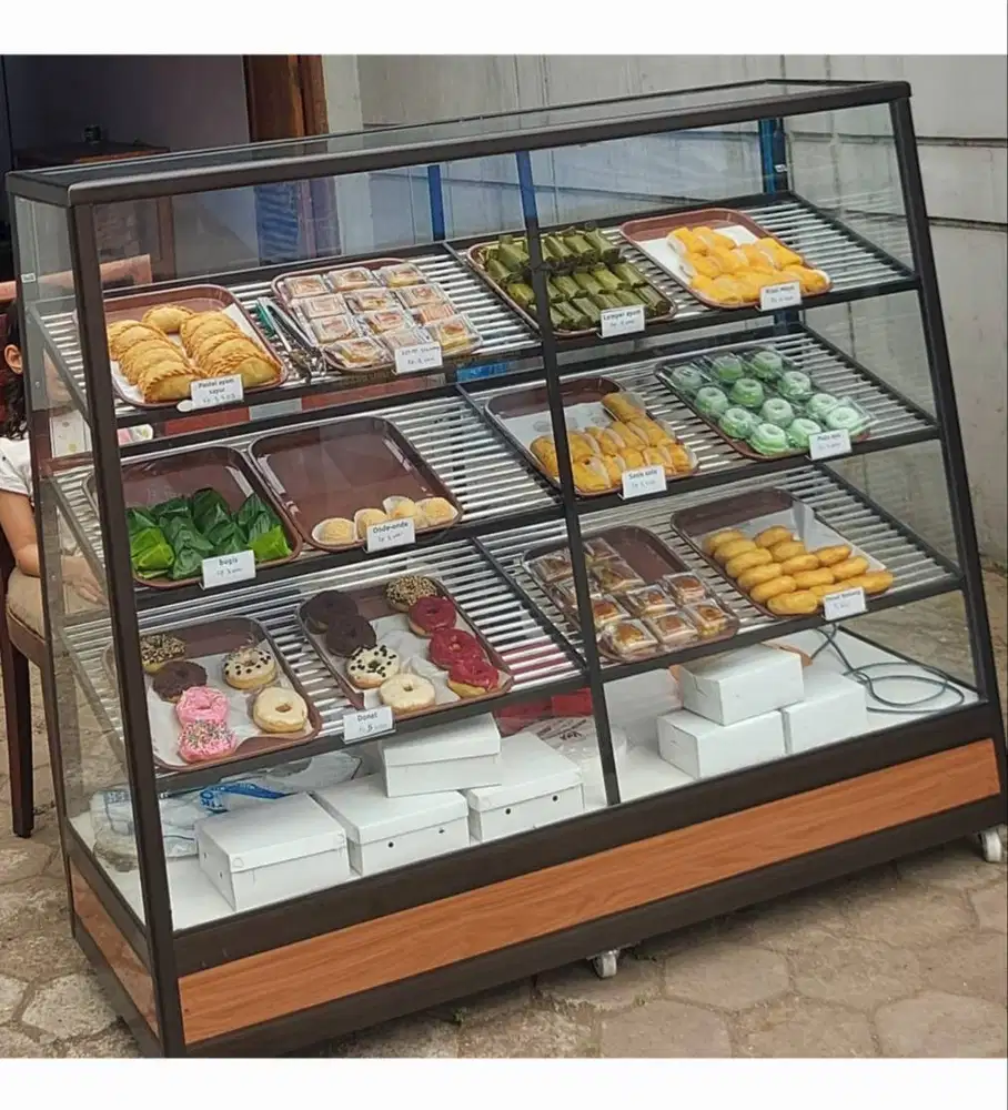 Etalase kue kondisi bagus