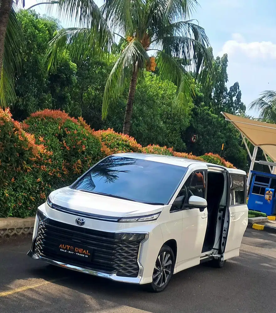 FACELIFT// TOYOTA VOXY 2.0 AT 2022 SUPER