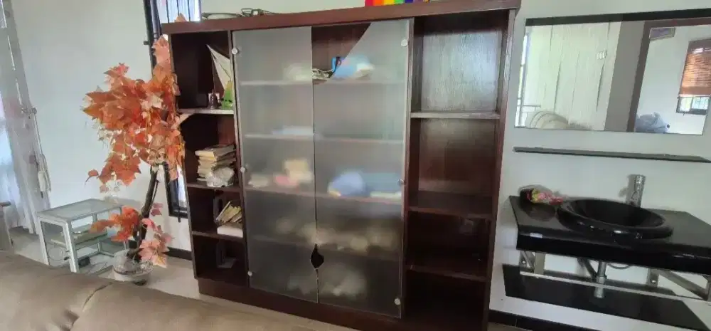 LEMARI RAK BUKU PAJANGAN KAYU JATI TUA DUA PINTU KACA