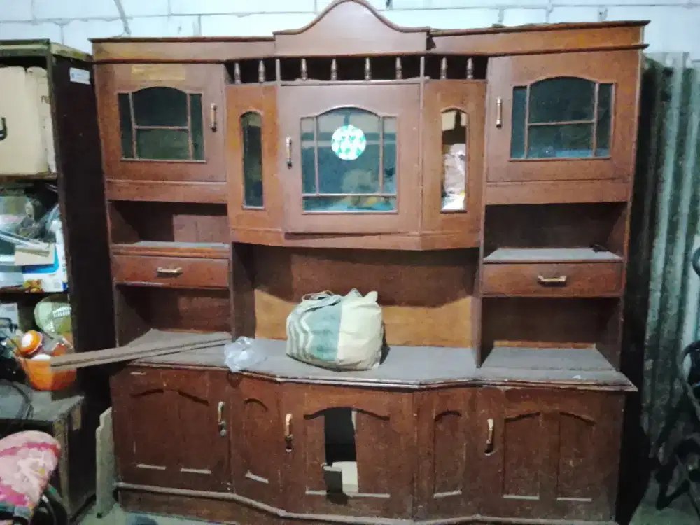 Di jual cepat murah lemari kayu besar kondisi apaadanya sepertidi foto