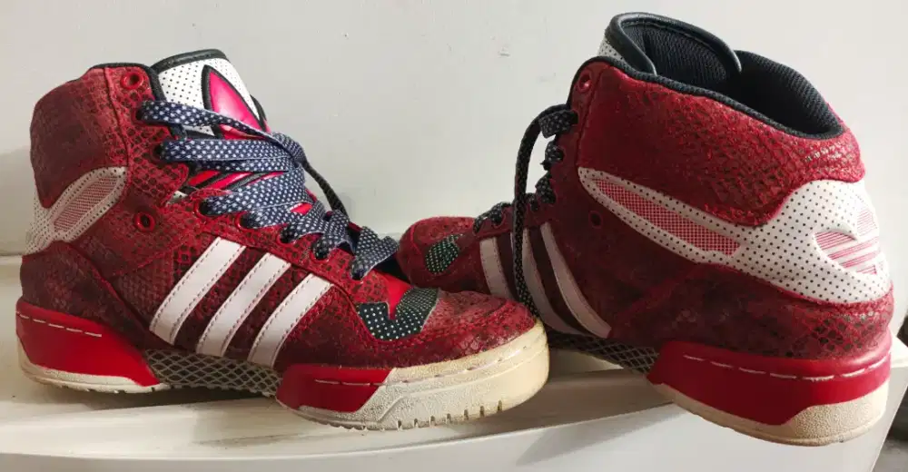 Sepatu Warna Merah
