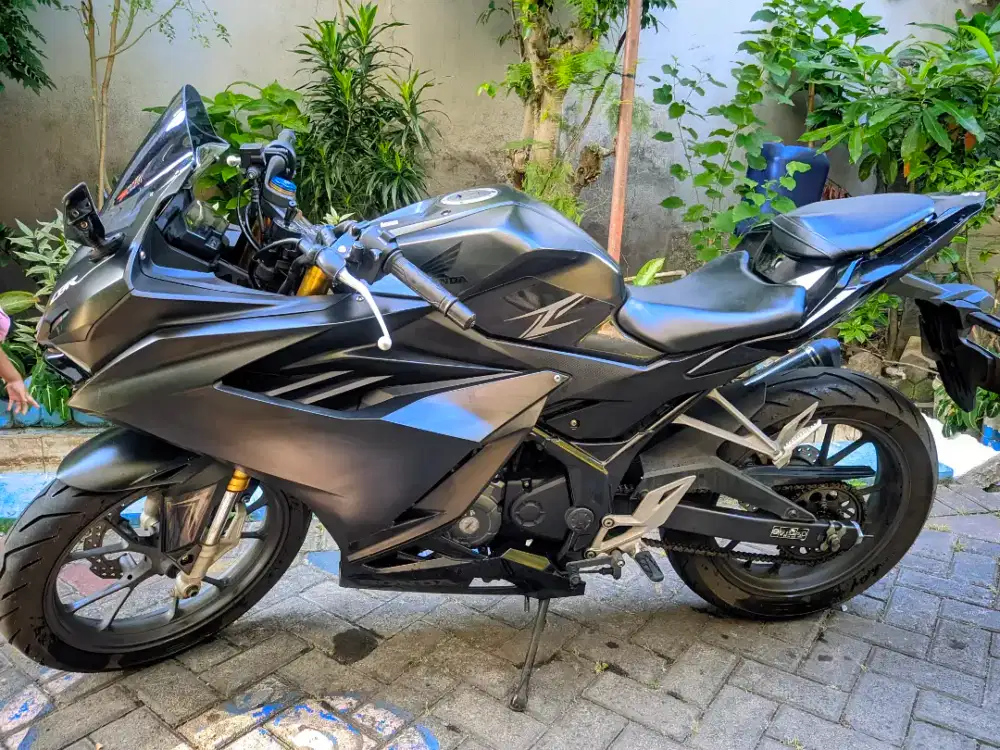 CBR 150R warna hitam