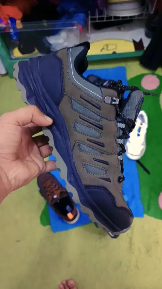 Sepatu outdoor waterproof