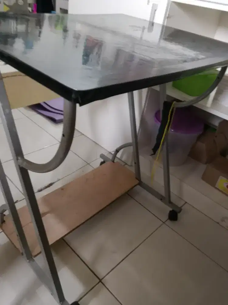 Meja komputer bekas