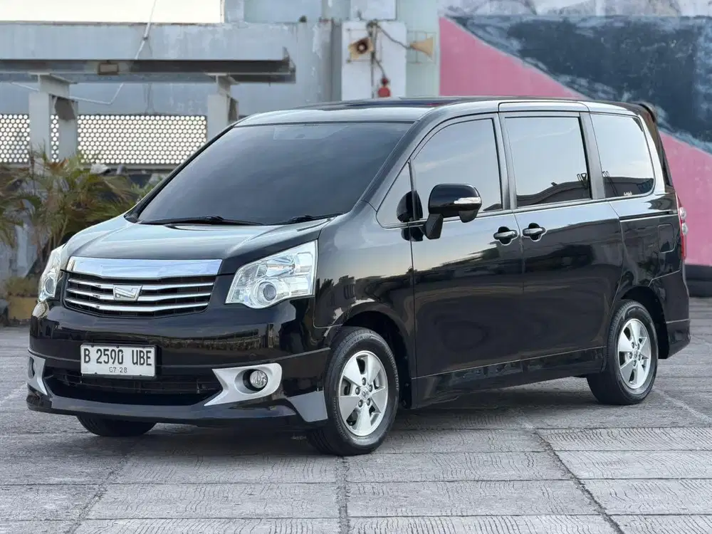 Toyota nav1 2.0 V AT 2013