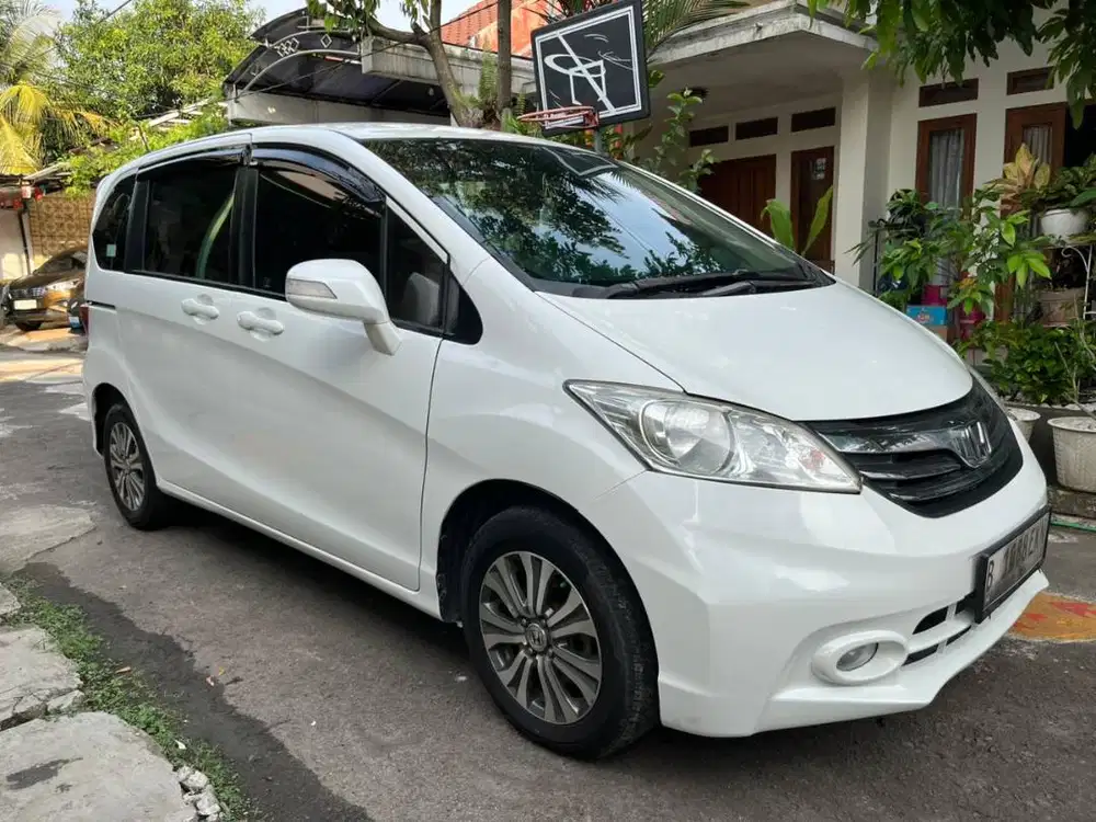 Honda Freed E PSD Automatic Putih (tahun 2013)
