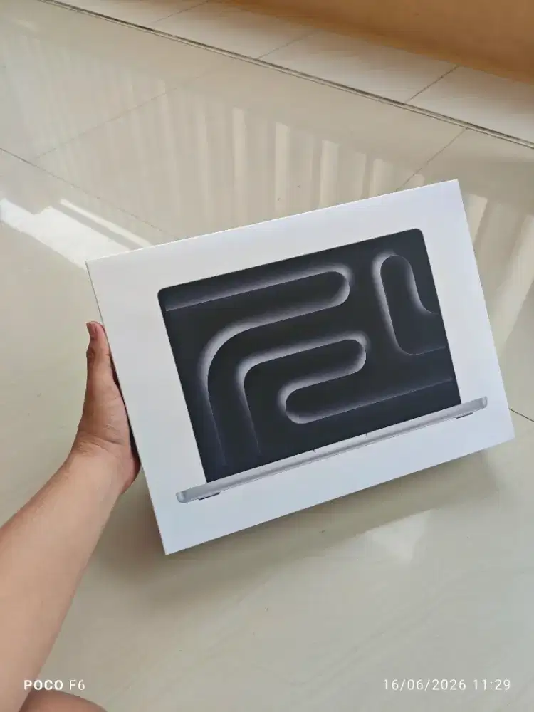 Macbook Pro M5 16GB/1TB iBox BNIB iBox