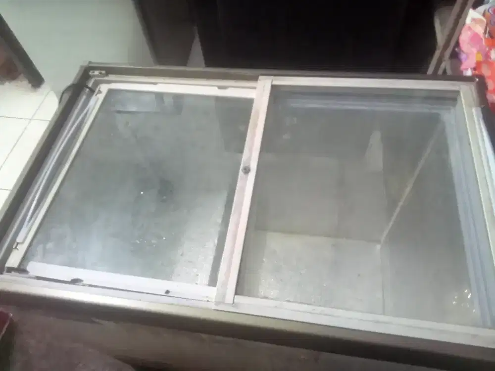 Freezer sleding bekas