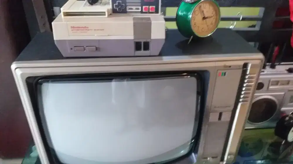 Jual borongan Tv Jadul, Nintendo, jam weker. Radio.Asli jadul.normal