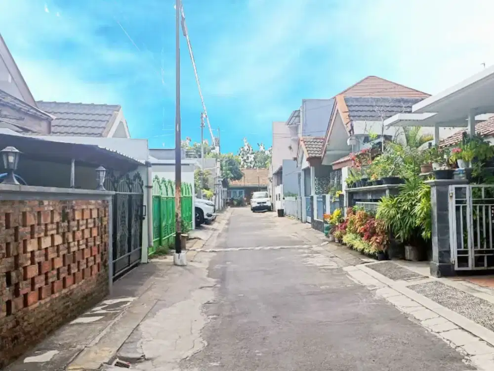 Dijual rumah 3 lantai cocok untuk kantor dan kos lokasi premium di seturan yogyakarta