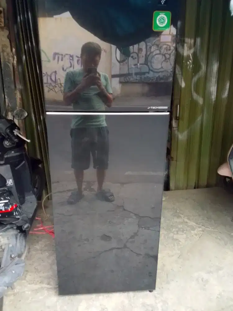 Kulkas 2 pintu merek Sharp