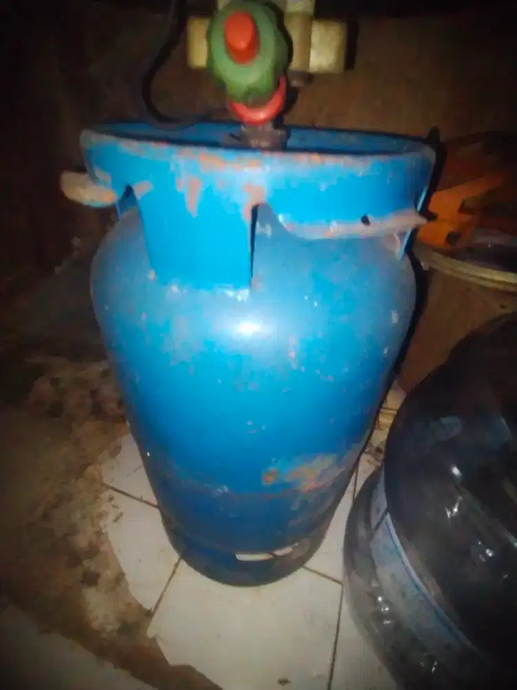 kulkas dan tabung gas