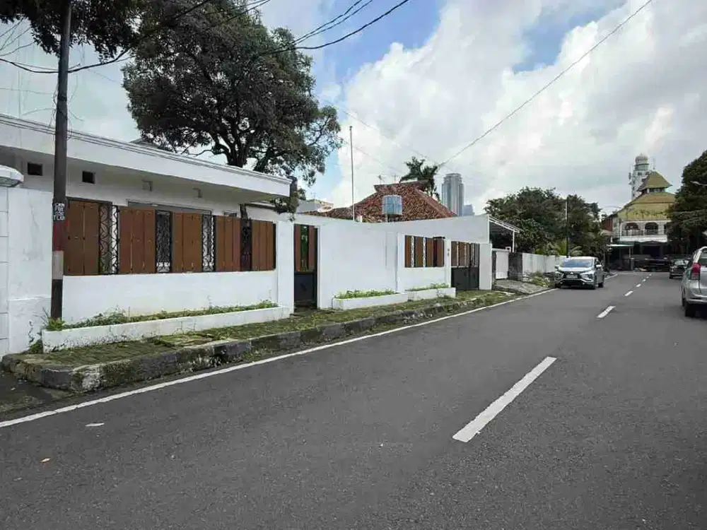 Dijual Rumah Area Exclusive Siap Huni LT 719 m2 harga bgs 36 M nego CPT Menteng Jakarta Pusat