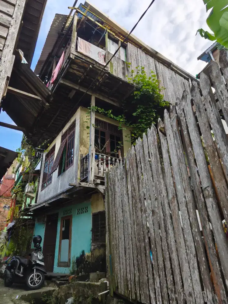 Rumah tiga lantai
