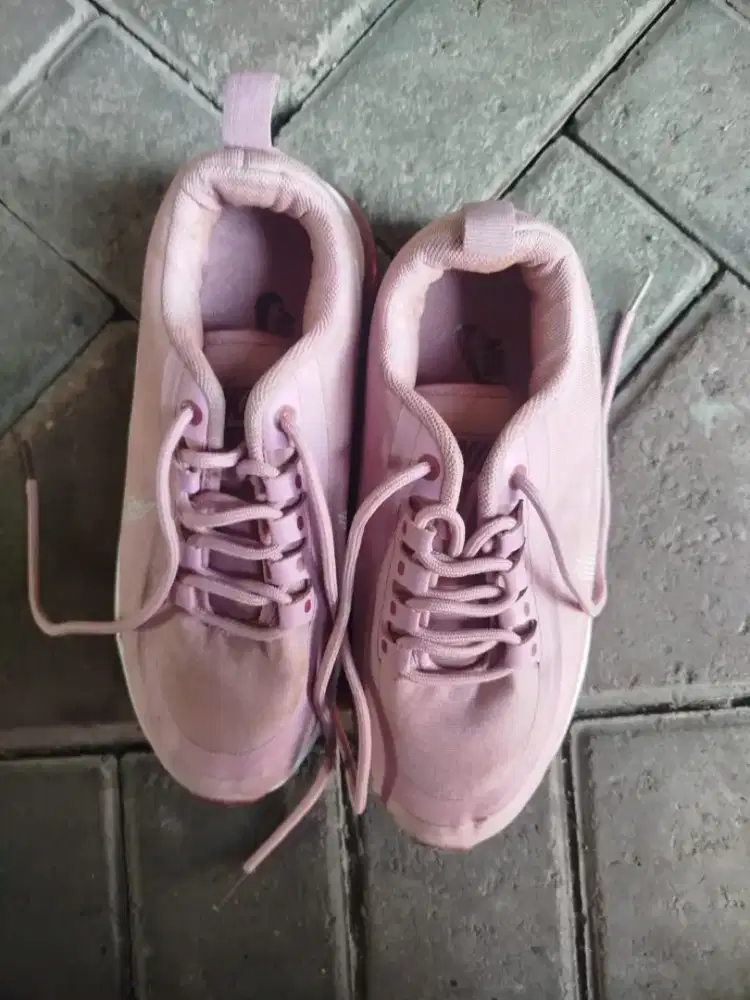 Sepatu wanita 42