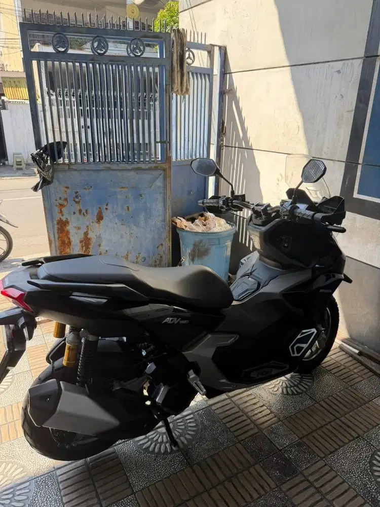 Honda ADV 160 Black KM 2000 Mulus tidak pernah di pakai