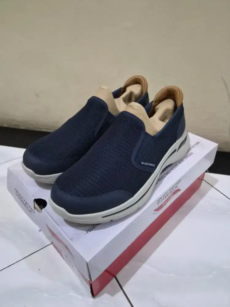 Sepatu Skechers GO Walk Arch Fit