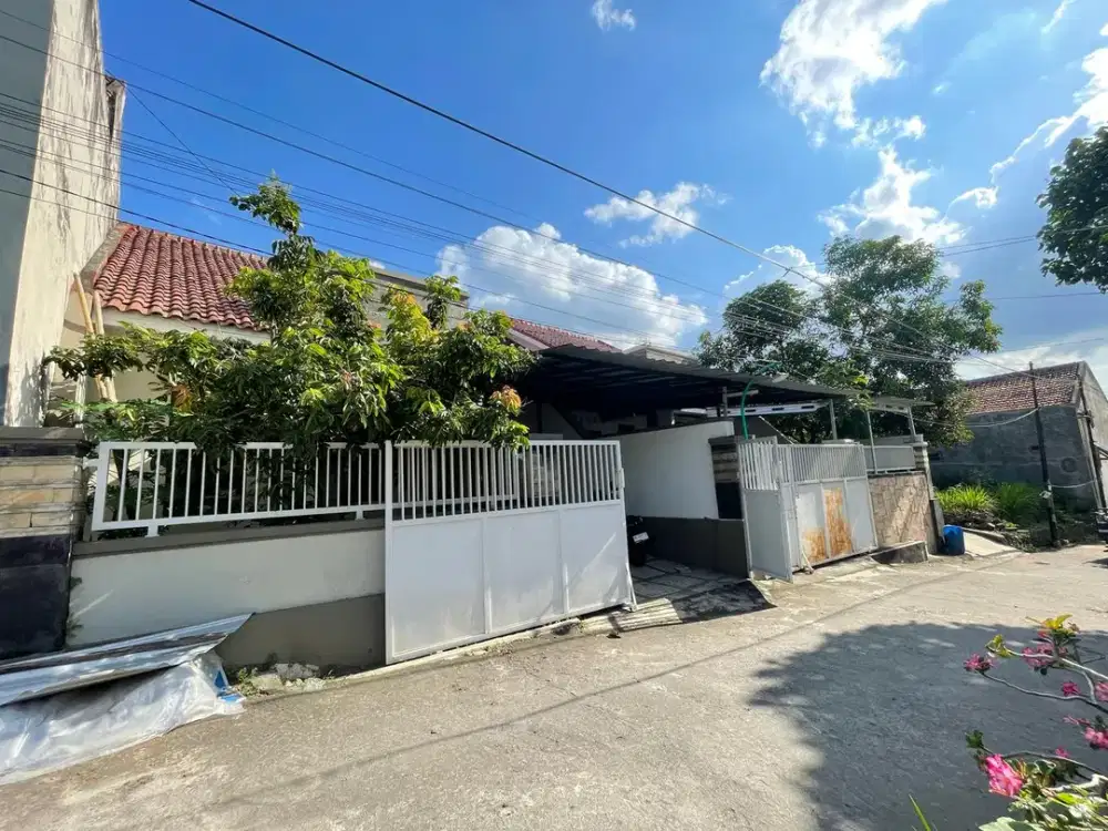 Dijual rumah siap huni dengan halaman depan dan belakang lokasi candi sambisari yogyakarta